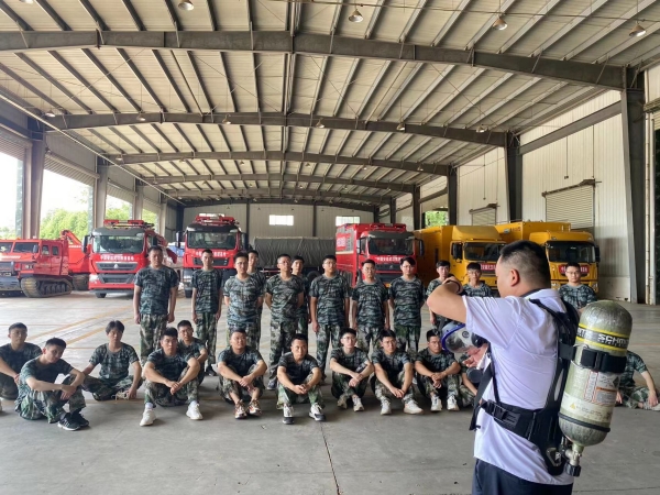 運營部安全專工教授正壓式空呼器穿戴.jpg 運營部安全專工教授正壓式空呼器穿戴.jpg