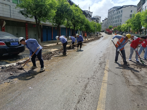 “眾志成城,抗洪搶險(xiǎn)”--竹山二期項(xiàng)目部為得勝鎮(zhèn)疏淤解難2.jpg “眾志成城,抗洪搶險(xiǎn)”--竹山二期項(xiàng)目部為得勝鎮(zhèn)疏淤解難2.jpg