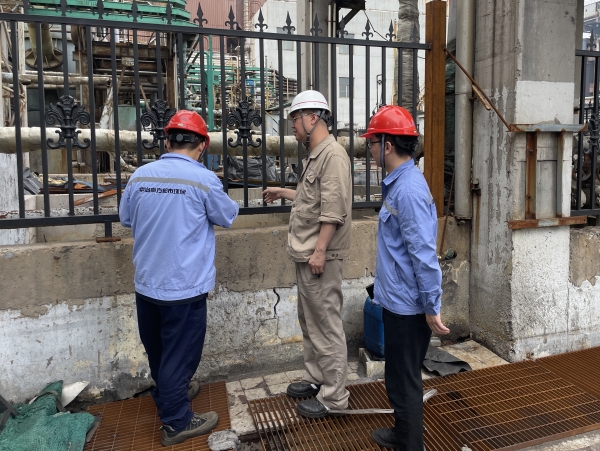 運營人員在現(xiàn)場檢查防汛安全隱患.jpg 運營人員在現(xiàn)場檢查防汛安全隱患.jpg