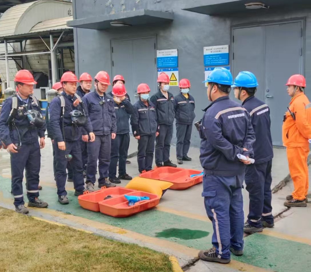 金盛蘭燒結CFB脫硫脫硝運營部聯合業(yè)主燒結二車間組織開展煤氣中毒應急演練(三) (1)_副本.jpg 金盛蘭燒結CFB脫硫脫硝運營部聯合業(yè)主燒結二車間組織開展煤氣中毒應急演練(三) (1)_副本.jpg