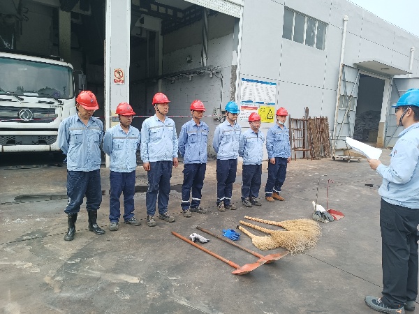 金盛蘭焦化廢水處理運(yùn)營部開展污泥泄漏應(yīng)急演練現(xiàn)場_副本.jpg 金盛蘭焦化廢水處理運(yùn)營部開展污泥泄漏應(yīng)急演練現(xiàn)場_副本.jpg