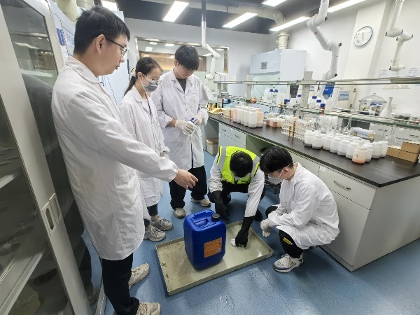 李柔-都環數科?檢測分析部-危廢泄露應急演練圖片2_副本.jpg 李柔-都環數科?檢測分析部-危廢泄露應急演練圖片2_副本.jpg